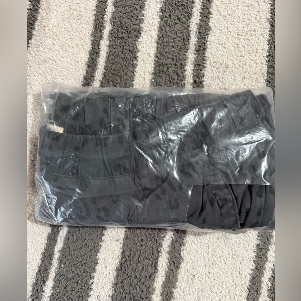 NWOT Side Stitch Printed Jogger Pants